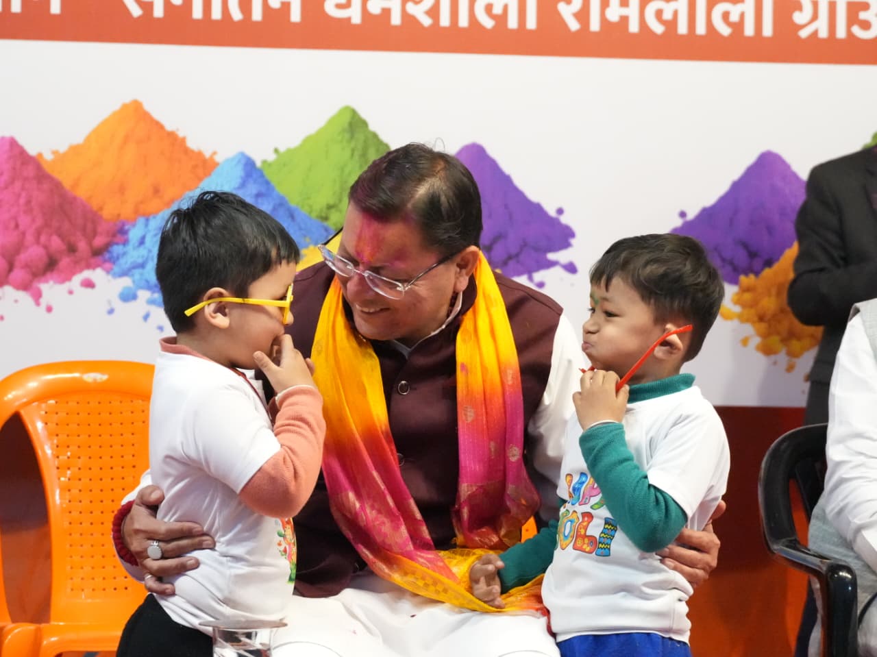 खटीमा में सीएम धामी के संग जमी 'होली की महफिल': कुमाऊंनी और थारू गीतों पर थिरके कदम, बोले- 'खटीमा मेरा घर, यहाँ के लोग मेरा परिवार'